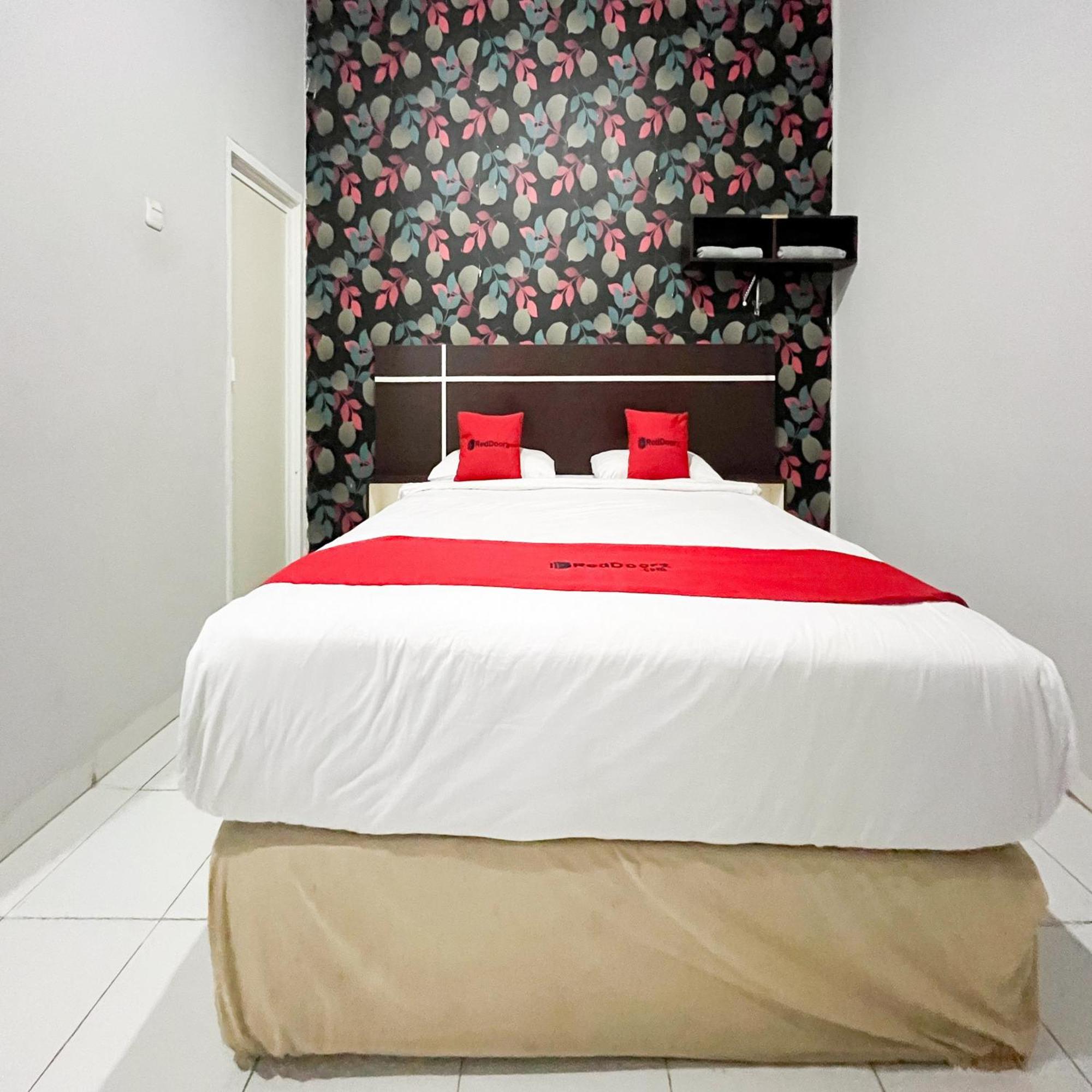 Reddoorz At Lucky Inn Panakukkang Makassar Bagian luar foto